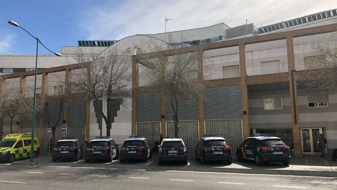 Seis patrulleros de la Policía Nacional, aparcados el pasado sábado en el Hospital Macarena.
