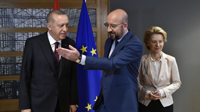 El presidente del Consejo de la UE, Charles Michel (centro), y la presidenta de la Comisión, Ursula von der Leyen, reciben al mandatario turco, Recep Tayyip Erdogan.