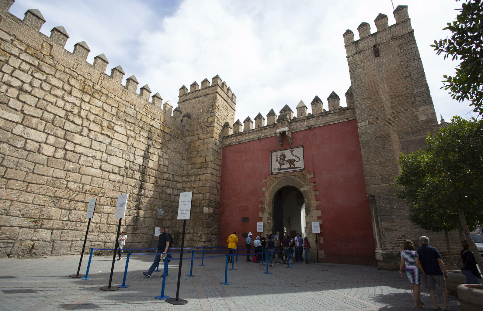El Alcázar sin colas, la imagen del impacto del coronavirus en Sevilla
