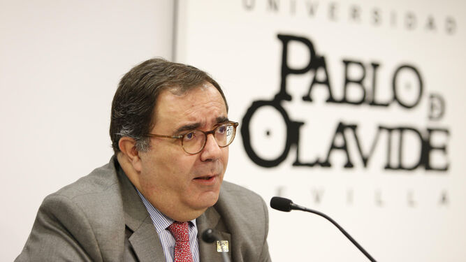 Vicente Guzmán, rector de la UPO, este miércoles en rueda de prensa