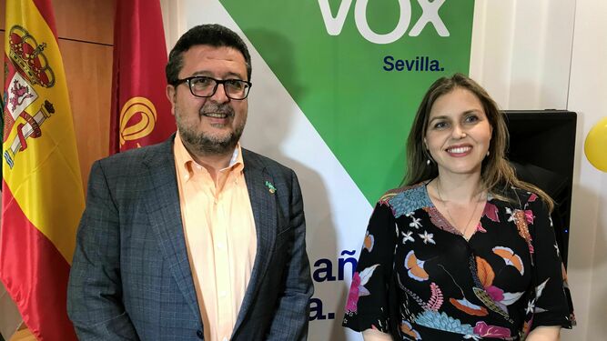 La concejal de Vox Cristina González, junto a Francisco Serrano.
