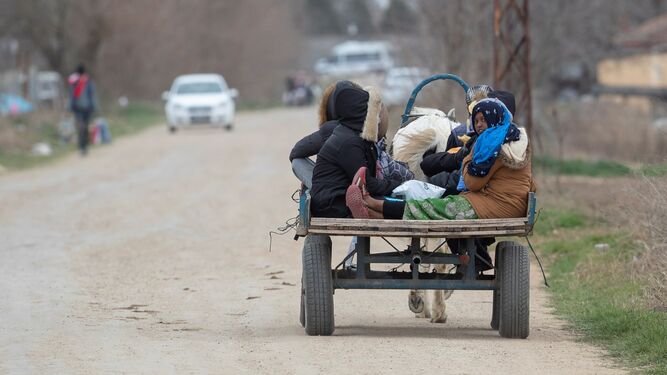 Inmigrantes y refugiados son llevados en carro por un caballo cerca de la frontera con Grecia en Edirne, Turquía.