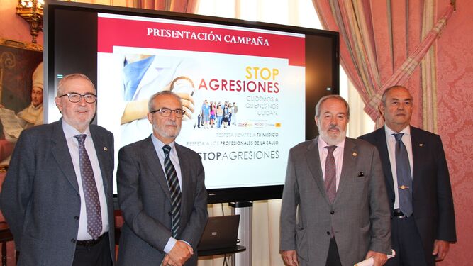 El concejal Juan Manuel Flores y el presidente del Colegio de Médicos de Sevilla, Alfonso Carmona Martínez, junto a otros miembros de su junta directiva durante la presentación.