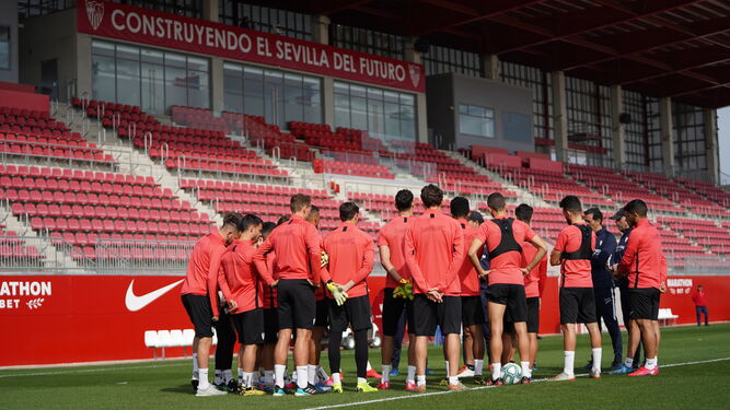 La plantilla del Sevilla atiende a Julen Lopetegui en el estadio Jesús Navas, este jueves.