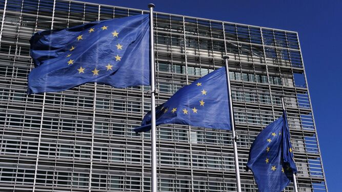 Banderas de la UE ondean frente a la sede  la Comisión Europea  en Bruselas.