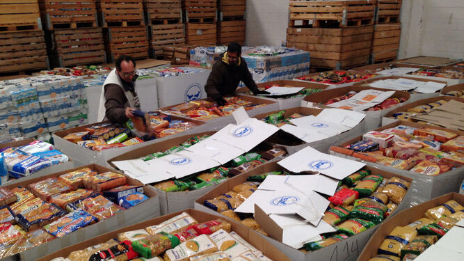 Voluntarios del Banco de Alimentos organizan los productos recibidos.