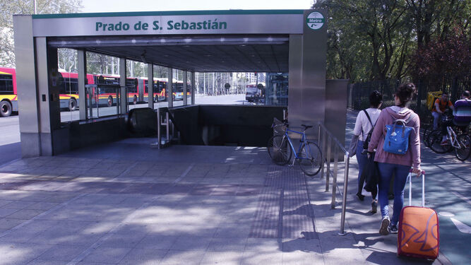 Varios jóvenes con maletas junto a la estación del Metro del Prado.
