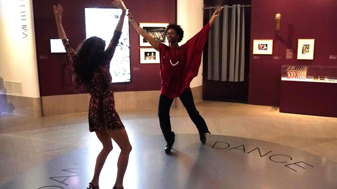 Dos bailarines en la exposición sobre Studio 54.