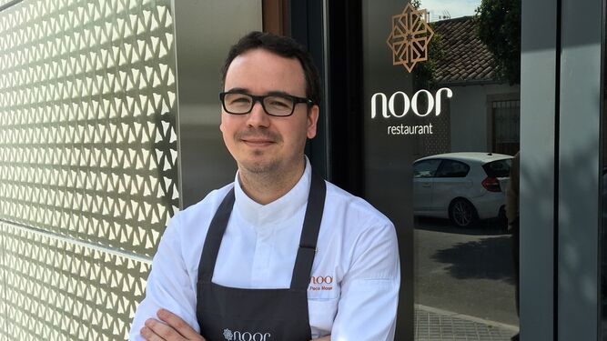 El cocinero cordobés Paco Morales, a las puertas de su local, Noor, en Córdoba.