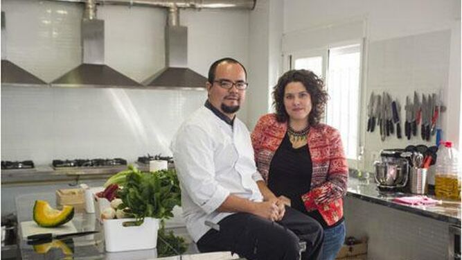 Verónica Muñoz, cofundadora de la escuela profesional Cookstorming, junto a su marido y cocinero, Carlos Bohórquez.
