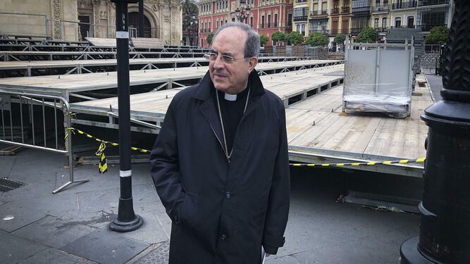 El arzobispo de Sevilla, monseñor Juan José Asenjo, esta mañana en la Plaza de San Francisco