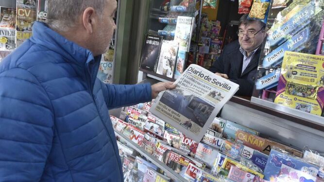 Un hombre compra el Diario de Sevilla