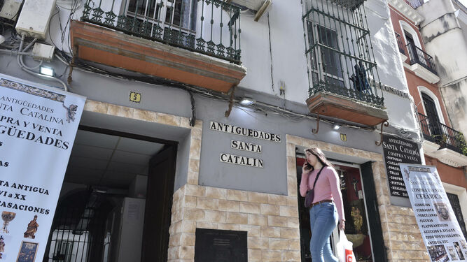 Una joven pasa por la fachada del inmueble, en el número 5 de la calle Alhódiga.