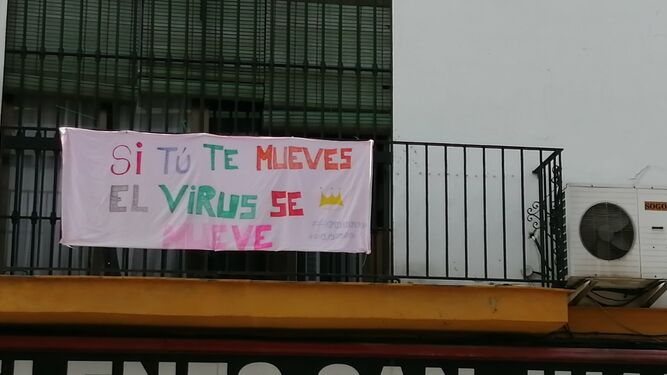 "Si tú te mueves, el virus se mueve", dice uno de los mensajes colgados en los balcones.