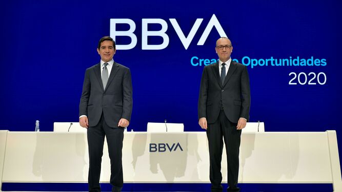 Carlos Torres Vila, presidente de BBVA , y Onur Genç, consejero delegado.