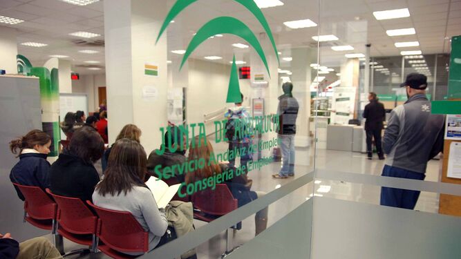 Las oficinas del SAE en Almería cierran sus puertas.