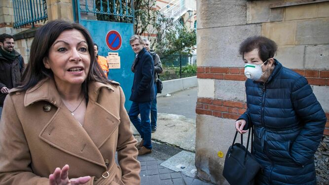 La alcaldesa de París, Anne Hidalgo, sale ayer del colegio electoral tras depositar su voto en las municipales.