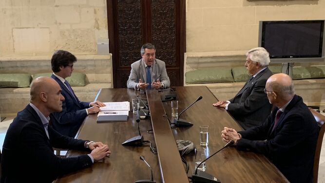 El alcalde de Sevilla, Juan Espadas, preside la reunión con Miguel Rus y Francisco Herrero, en representación de los empresarios sevillanos.