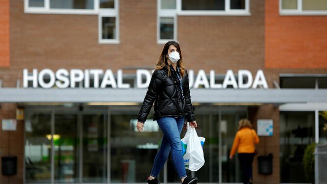 Una mujer con mascarilla sale ayer del hospital de Igualada (Barcelona).