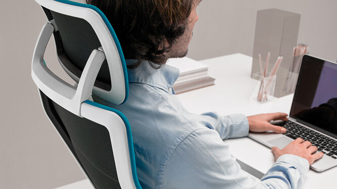 Una silla ergonómica en la que teletrabajar en casa será de gran ayuda para sentirse cómodo.