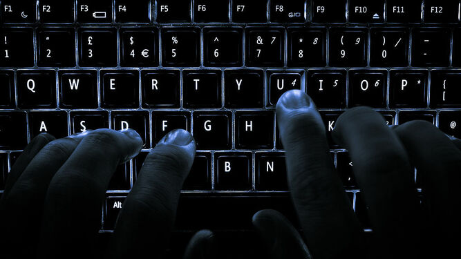 Un usuario ante un teclado.