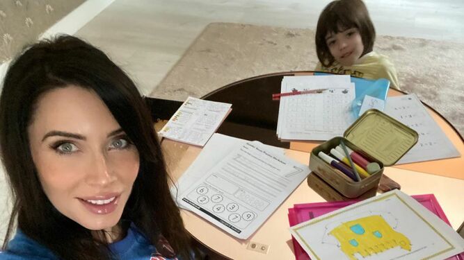 Pilar Rubio hace los deberes con sus hijos en su casa.
