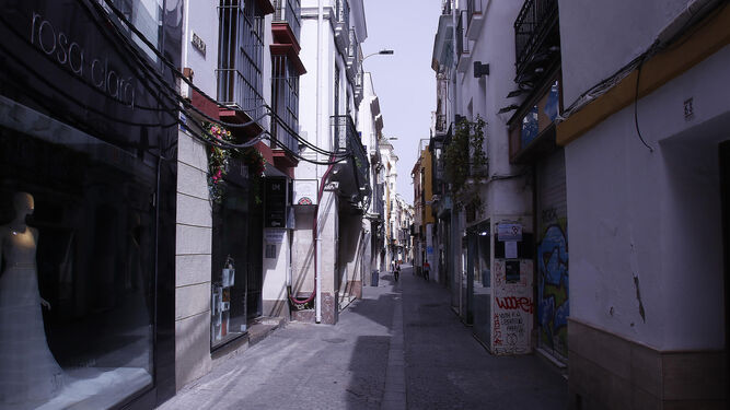 Imagen inusual de la calle, desierta por la pandemia del coronavirus.