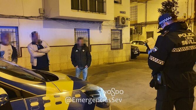 Un policía denuncia a tres personas en la calle Gerena por saltarse la cuarentena.