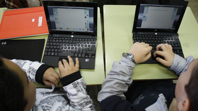 Imagen de archivo de alumnos con ordenadores portátiles en las aulas.