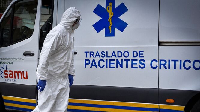 Ambulancia de traslados en la entrada de un centro sanitario de Sevilla.