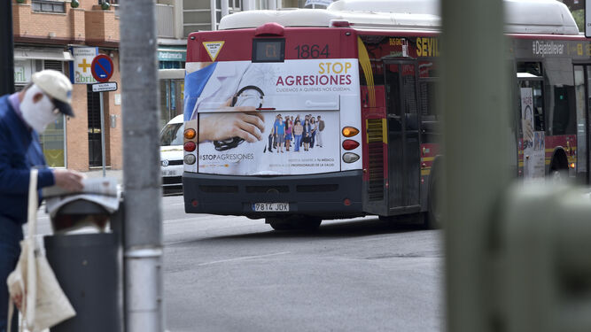 Un autobús con publicidad en la trasera.