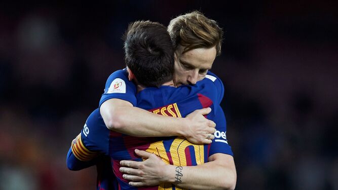 Rakitic se abraza a Messi en un partido reciente del Barcelona.