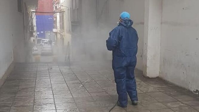 Labores  de desinfección en las calles de San Juan de Aznalfarache.