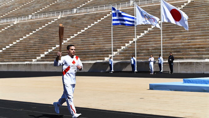 El gimnasta griego Eleftherios Petrounias porta la llama olímpica.