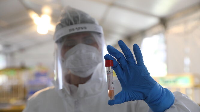 Un médico muestra un test para detectar el coronavirus.
