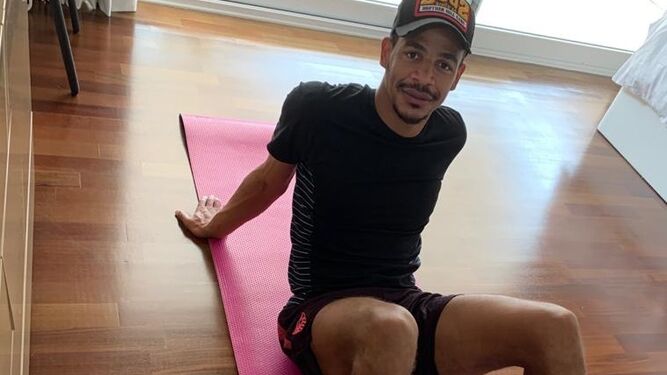 Fernando posa en su casa mientras hace sus ejercicios de recuperación.