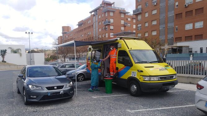 Punto móvil de recogida rápida de muestras en el aparcamiento del centro de salud La Roca de Málaga.