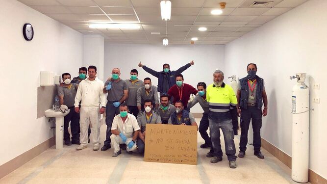 Los miembros del equipo de mantenimiento del hospital de Osuna posan dentro de la nueva sala de observación.