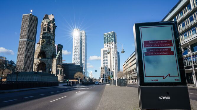 Alemania: Carteles recordando las medidas contra el coronavirus en las solitarias calles de Berl&iacute;n.