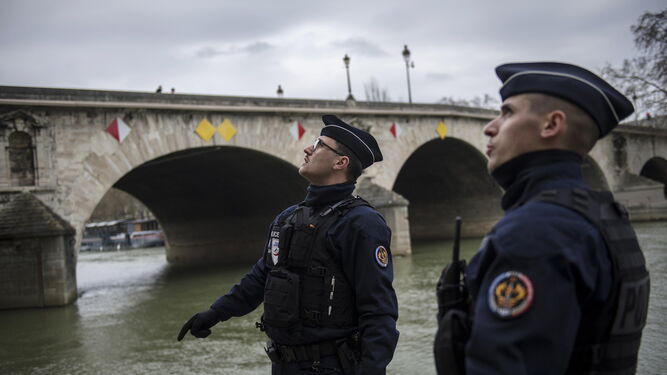 Francia: Polic&iacute;as franceses patrullan el r&iacute;o Sena.