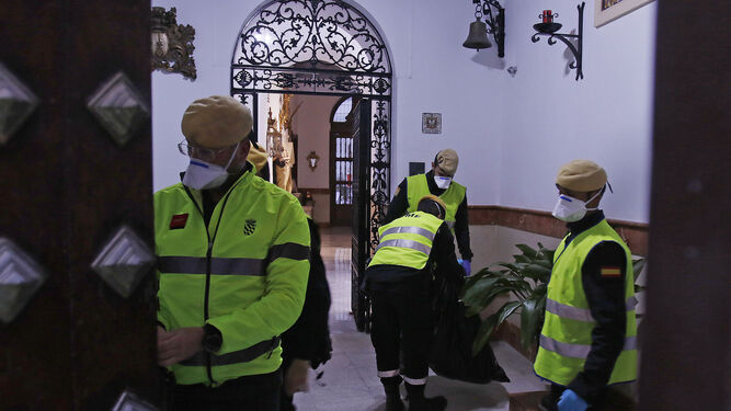 Un equipo de la UME en la residencia de ancianos San Juan de Dios en la capital.