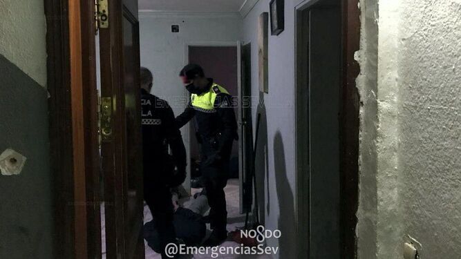 Dos policías, con uno de los detenidos en el Polígono Norte