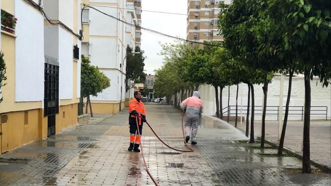 Dos trabajadores de Lipasam realizan tareas de desinfección en una calle del Polígono San Pablo.