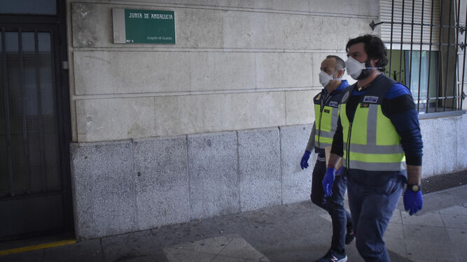 Dos policías con mascarillas en los juzgados de Sevilla.