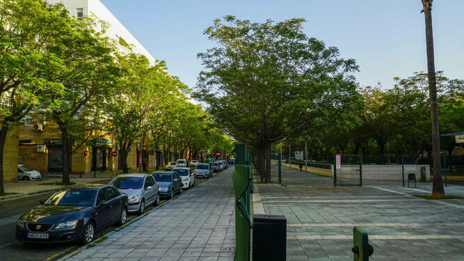 El Paseo de Europa del barrio de Los Bermejales, donde se localiza la estación ambiental que debe controlar la calidad del aire en la zona sur de la ciudad.