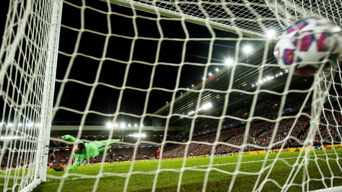 Acción del partido entre el Liverpool y el Atlético después de que Marcos Llorente marcara su segundo tanto particular.