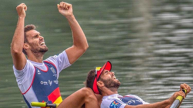 Jaime Canalejo celebra con los brazos en alto, junto a su compañero Javier García, un éxito remando con España.