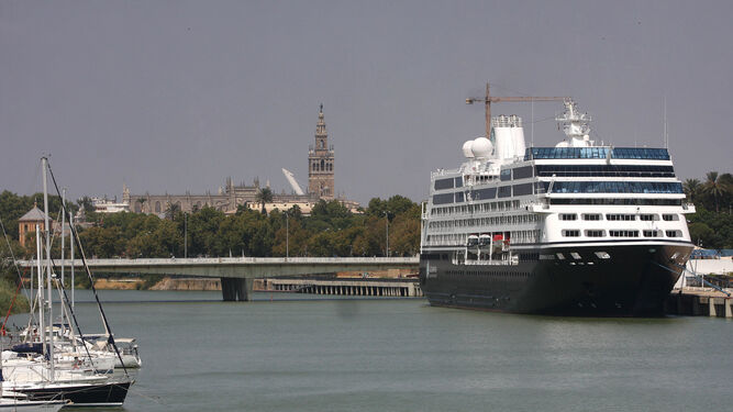 El gran crucero Azamara en una de sus visitas a Sevilla.