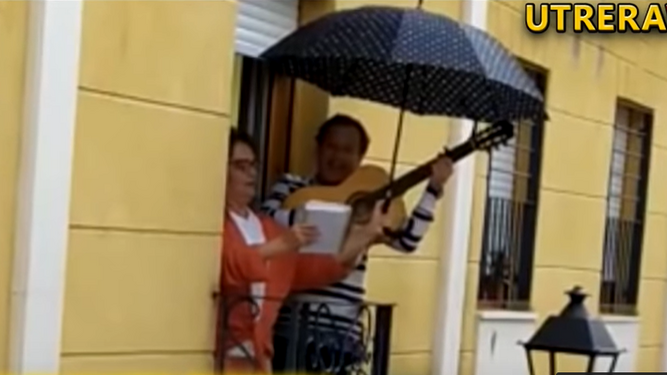 El utrerano David Gutiérrez sale al balcón de su casa para compartir con sus vecinos la esperanza a través de esta canción.