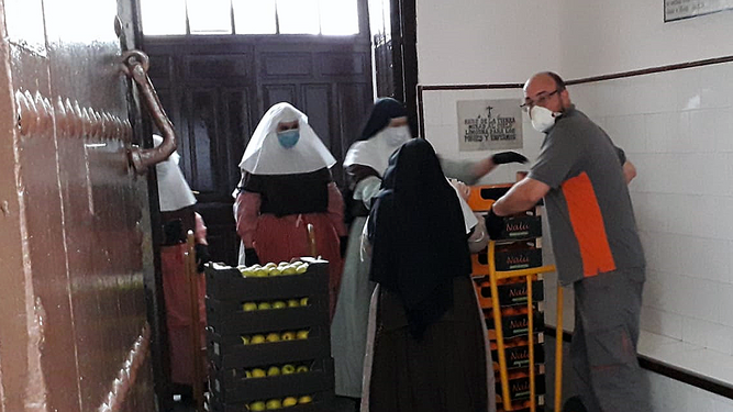 Un trabajador de Martimar entrega una de las donaciones en el convento de las Hermanas de la Cruz.